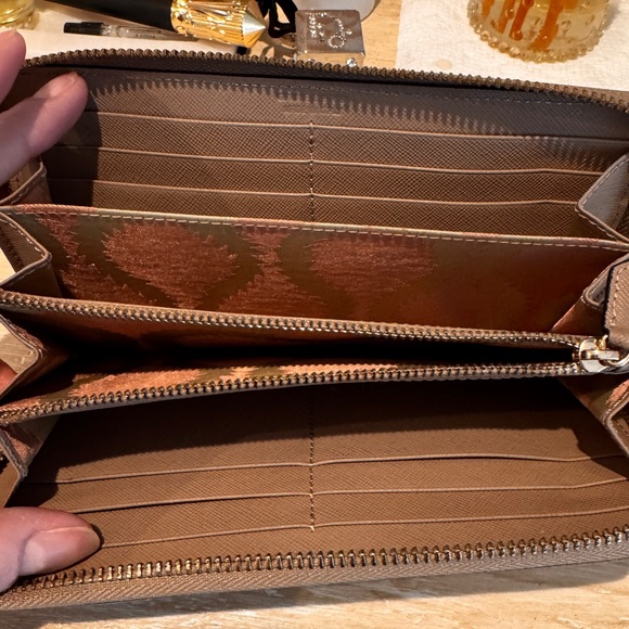 Vivienne Westwood Beige Wallet with Gold Logo - Picture 2 of 4
